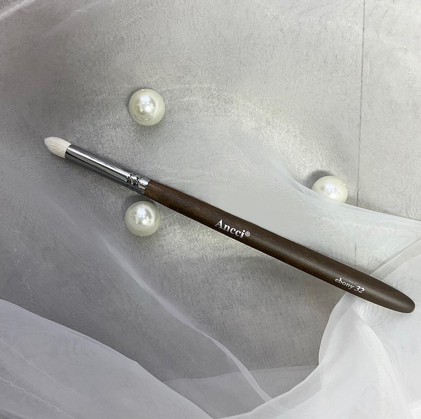 【ふわふわブレンディングアイシャドウブラシ】ebony 32